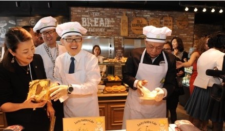  潘石屹、任志強現場體驗制作蛋糕 