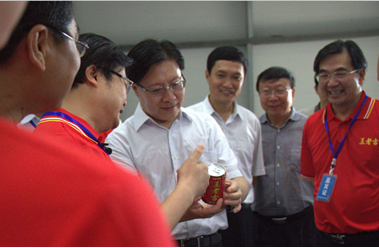 王老吉雅安基地开创五个“第一” 四川省委书记品尝雅安第一罐