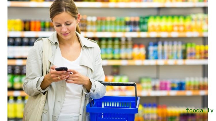 Woman grocery shopping with phone 72 dpi